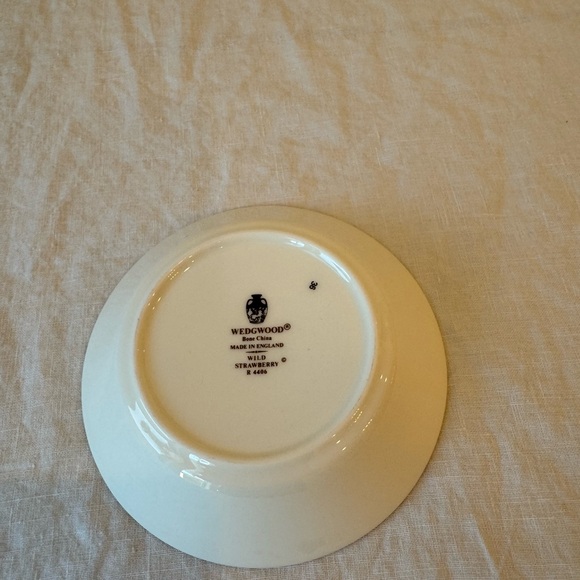 Wedgwood Wild Strawberry fruit bowl - Picture 2 of 2
